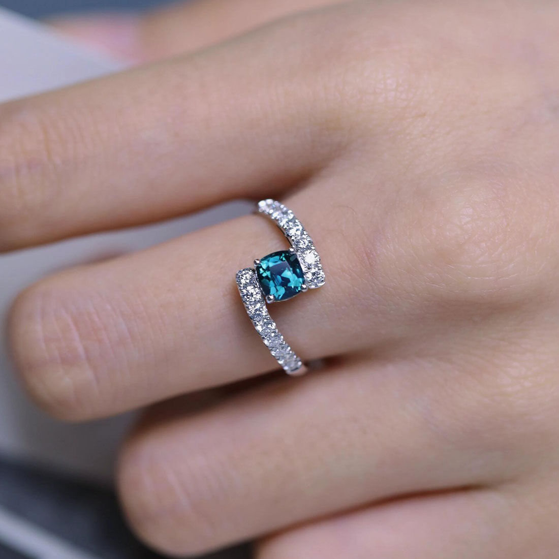 1 Karat  London Blue Topaz Pırlantalı Yüzük