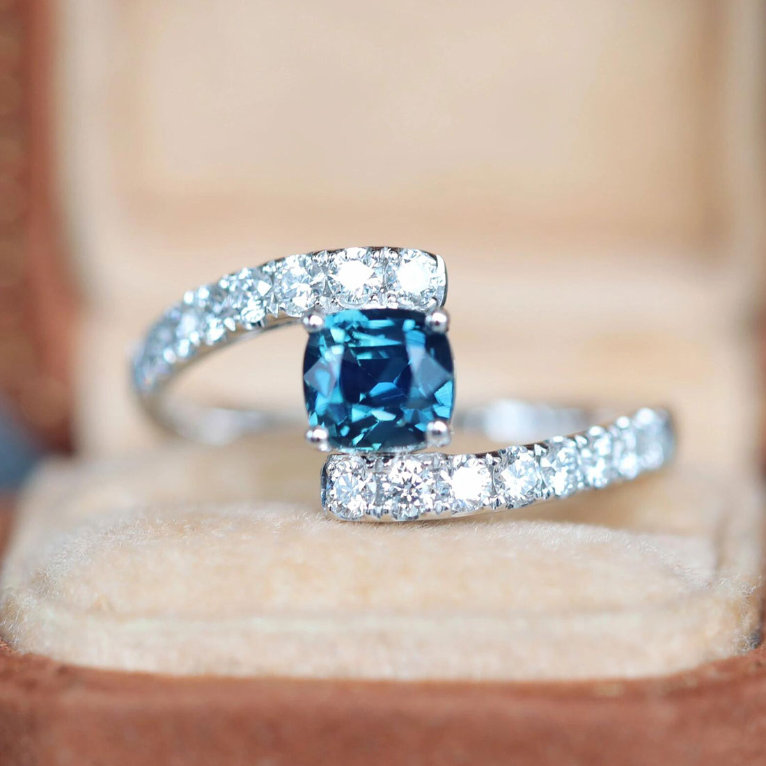 1 Karat  London Blue Topaz Pırlantalı Yüzük